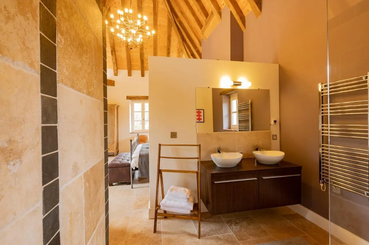 Roques Cottage - Spacieuse Maison Pierre Avec Piscine Chauffee, Cuisine D'Ete, Petanque, Ping-Pong Et Jeux Enfants - 10 Min De Vic